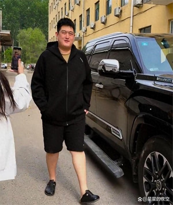 普汇网 赵本山儿子开130万罕见豪车，沈阳不足10辆，比劳斯莱斯还稀缺