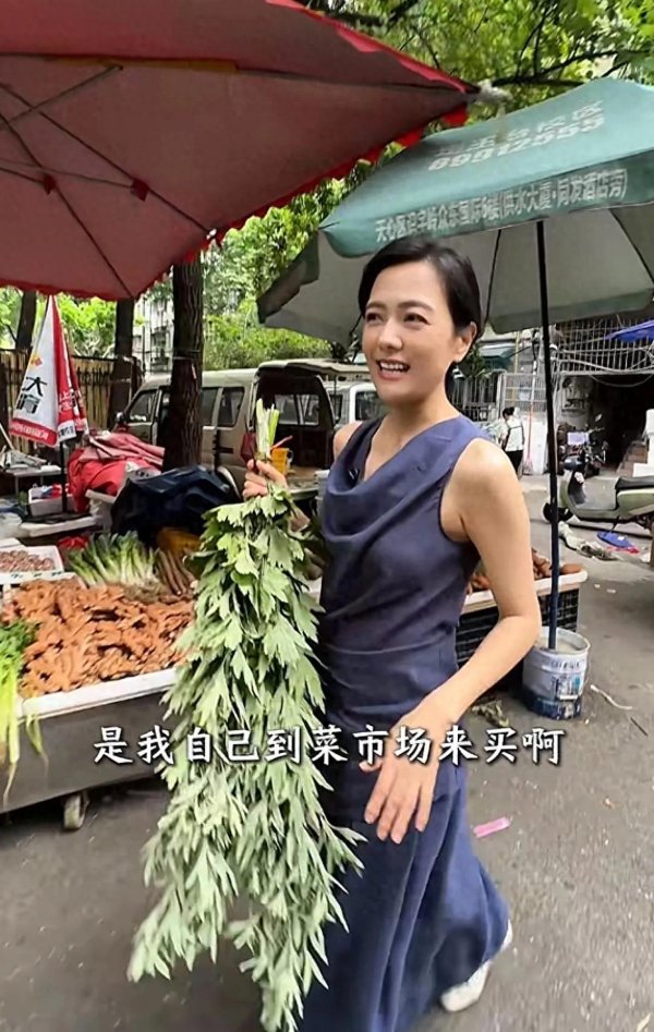 新巧牛 湖南台主持一哥汪涵老婆素颜逛菜市场，买4元一把艾草挂别墅门口