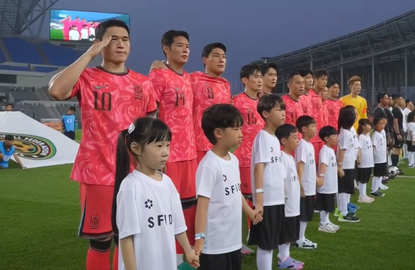深富策略 13分钟丢2球！国足半场0-2韩国，2射0正，朱辰杰冒顶+黄政宇失位