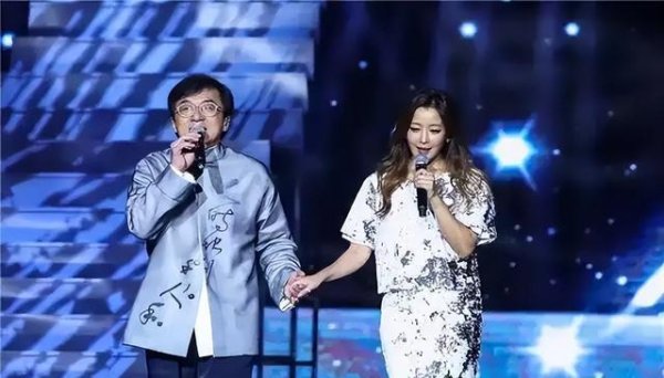 永宝网 成龙不是专业歌手，为啥还这么频繁的登台演唱唱歌？